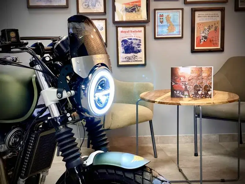 Mise en place de feux LED sur Royal Enfield Scrambler