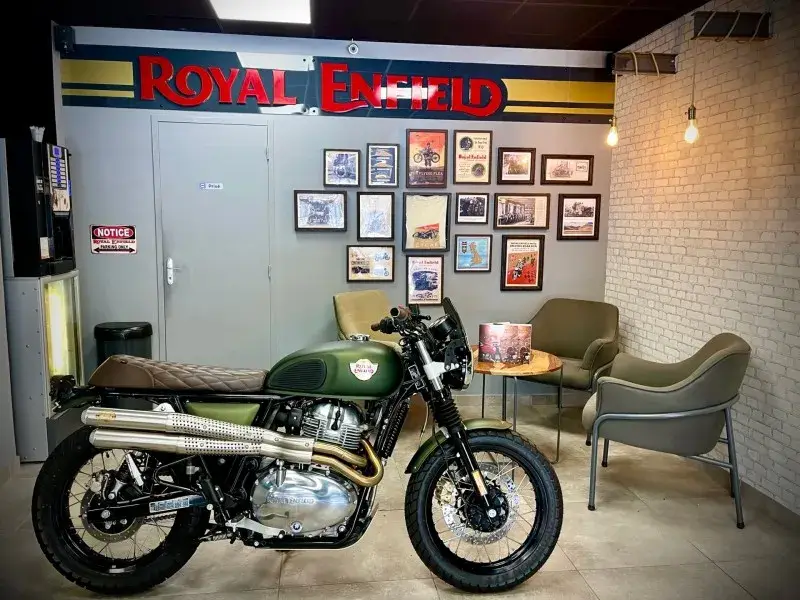 Préparation-sur-mesure-moto-entiere-verte-cuir-marron